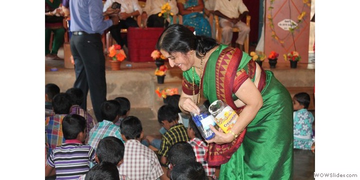 Distribution of chocolates and pens Distribution of chocolates and pens